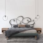 Manželská postel s polstrovaným rámem postele a železným čelem - Nebbia Viadurini