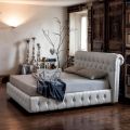 Manželská postel s capitonné polstrováním a dřevěnými nohami - Briosco