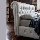 Manželská postel s capitonné polstrováním a dřevěnými nohami - Briosco Viadurini