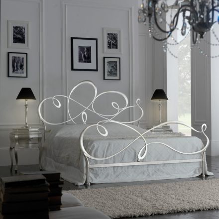Manželská postel s odpovídající podnožkou, matrací a 2 nočními stolky - Nebbia Viadurini