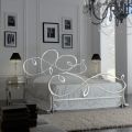 Manželská postel s odpovídající podnožkou, matrací a 2 nočními stolky - Nebbia