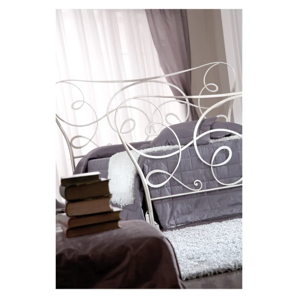 Manželská postel s podnožkou, matrací, polštáři a 2 nočními stolky - Lampo Viadurini