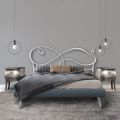 Manželská postel s železným čelem, 2 nočními stolky a matrací - design
