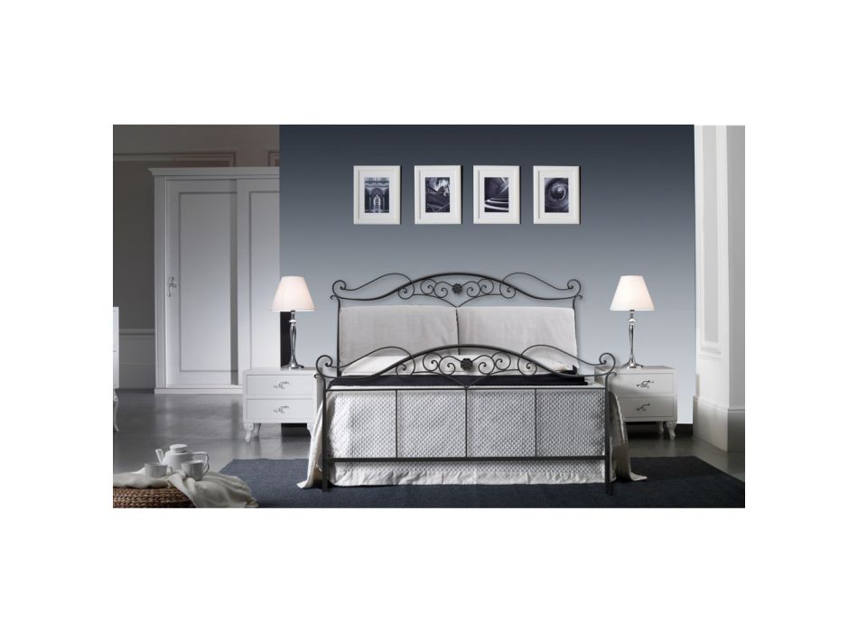 Manželská postel s čelem se 2 polštáři, matrací a 2 nočními stolky - Life Viadurini
