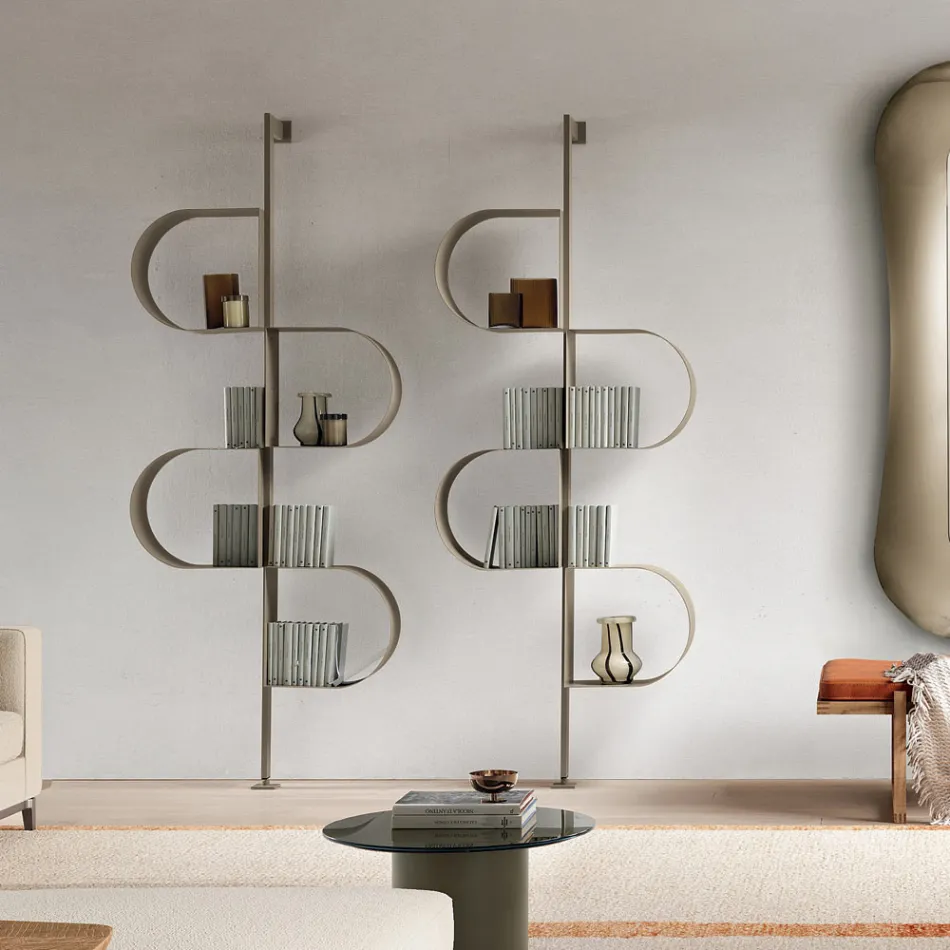 Vertikální knihovna Fatima z lakovaného kovu s nastavitelnými nohami Viadurini