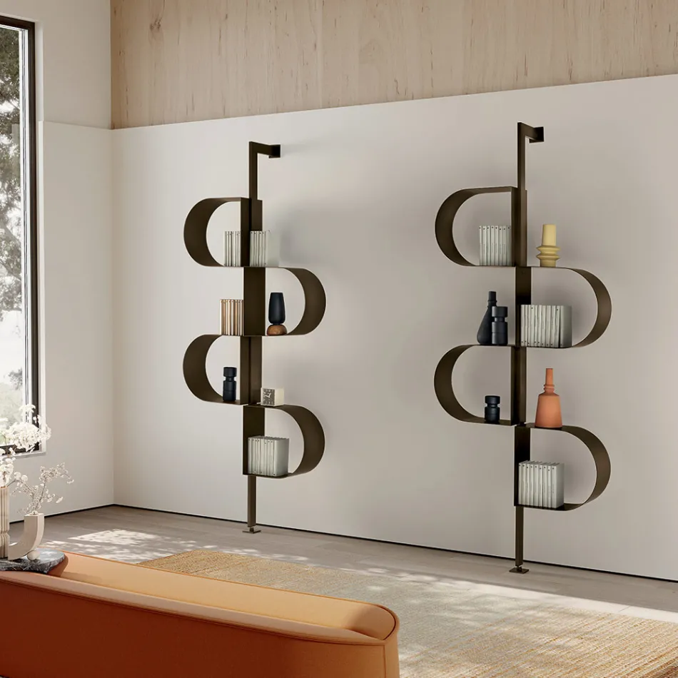 Vertikální knihovna Fatima z lakovaného kovu s nastavitelnými nohami Viadurini