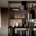 Vertikální knihovna Filiberta z lakovaného kovu, vyrobeno v Itálii Viadurini