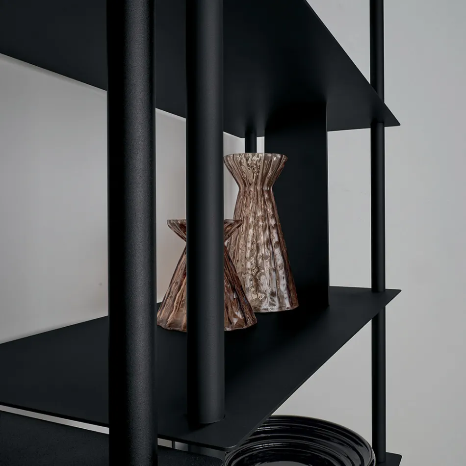 Vertikální knihovna Filiberta z lakovaného kovu, vyrobeno v Itálii Viadurini