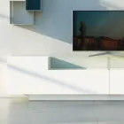 Příborník v bílé Mdf se skleněným pouzdrem a podstavcem Made in Italy - Kisha Viadurini