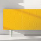 Žlutý lakovaný Mdf příborník se 3 dveřmi a skleněnými nohami Made in Italy - Ciara Viadurini
