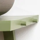 Samostatně stojící koupelnová skříňka s teakovým povrchem a velkou zelenou policí - Raomi Viadurini