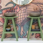 Volně stojící koupelnová skříňka s teakovým povrchem a velkou zelenou policí - Raomi Viadurini