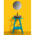 Teaková koupelnová skříňka s poloprohnutou deskou a praktickou modrou policí - Raomi Viadurini