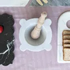 Třecí miska v bílém mramoru Carrara s dřevěnou paličkou vyrobenou v Itálii - Winda Viadurini