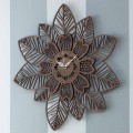 Nástěnné hodiny ze světlého nebo tmavého dřeva s moderním květinovým designem - Aquilegia