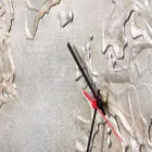 Moderní hodiny s pěti číselníky zobrazujícími svět Miles Viadurini