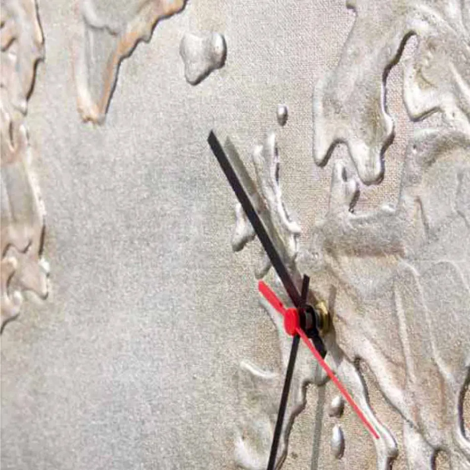 Moderní hodiny s pěti číselníky zobrazujícími svět Miles Viadurini