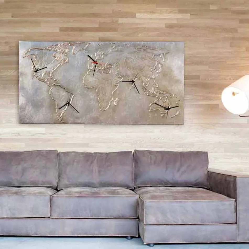 Moderní hodiny s pěti číselníky zobrazujícími svět Miles Viadurini