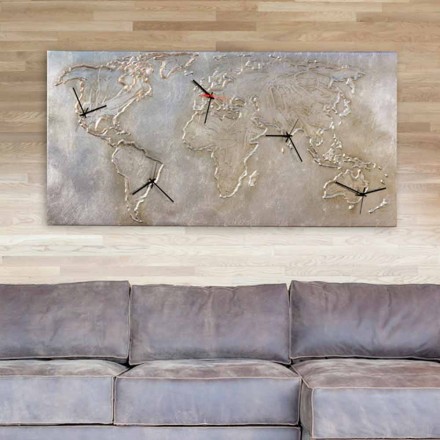 Moderní hodiny s pěti číselníky zobrazujícími svět Miles Viadurini