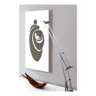 Panel zobrazující laserem vyrytou rodinu Made in Italy – Chiaki Viadurini