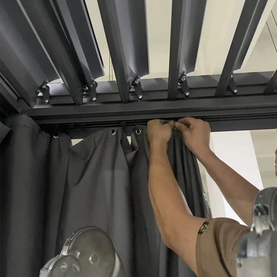 Pegola 3x4 mt v antracitově lakovaném hliníku s klikou - Levante Viadurini