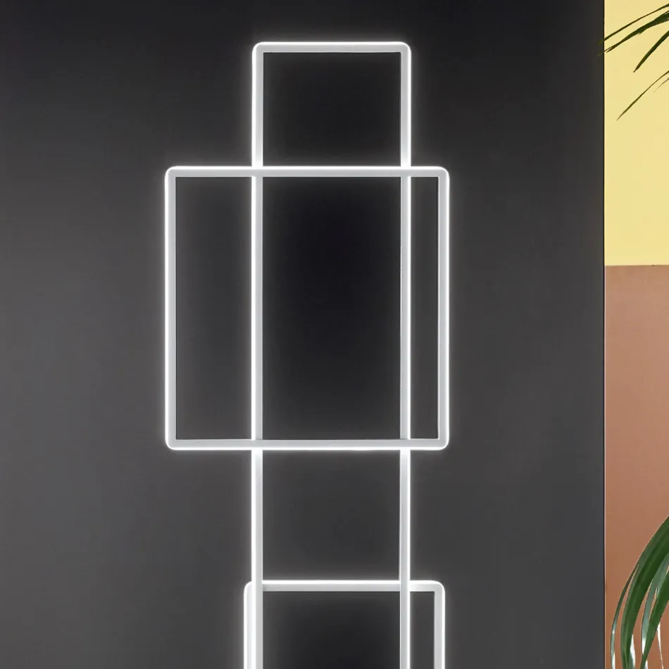 Designová LED stojací lampa ve zlatém nebo stříbrném lakovaném kovu - Formal Viadurini