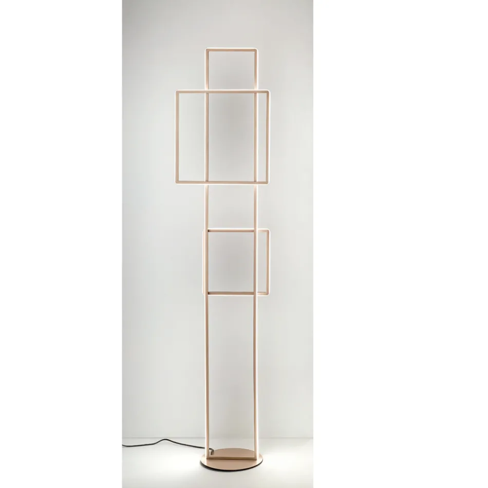 Designová LED stojací lampa ve zlatém nebo stříbrném lakovaném kovu - Formal Viadurini