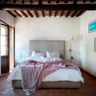 Stojací lampa do obývacího pokoje v bílém nebo matně černém kovu s policemi - Butler Viadurini