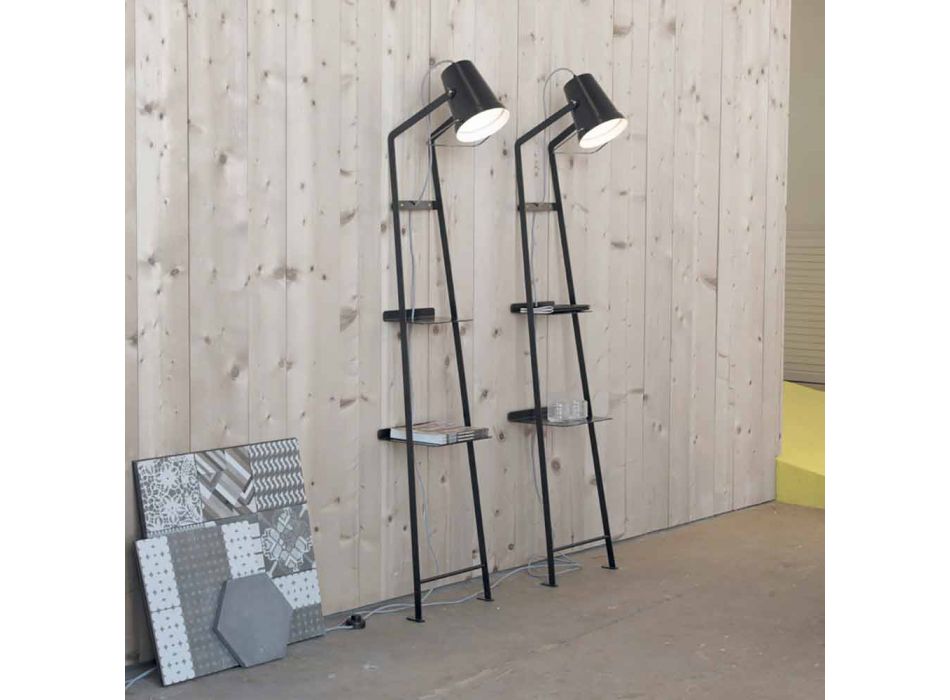Stojací lampa do obývacího pokoje v bílém nebo matně černém kovu s policemi - Butler Viadurini