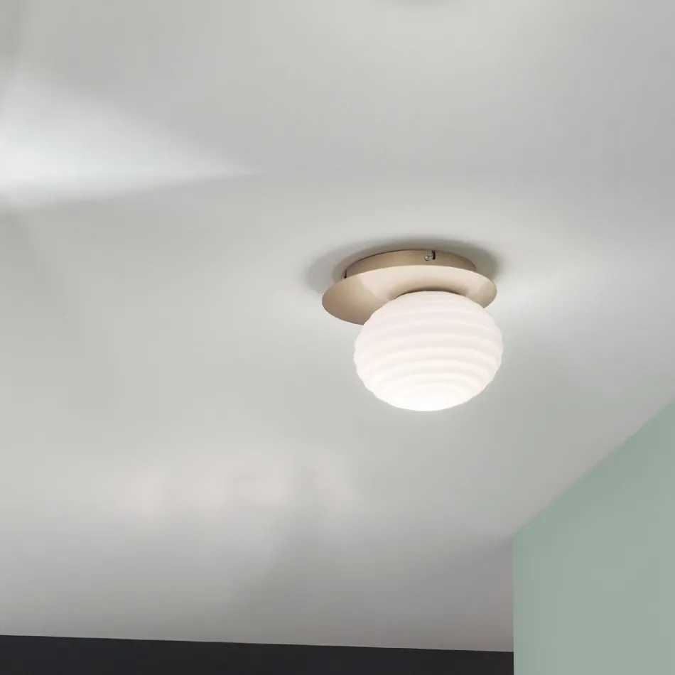 Nástěnná lampa z foukaného skla s kovovou konstrukcí - vlaštovka Viadurini