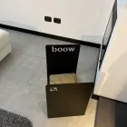 Moderní držák na dřevo z černé oceli s minimálním designem s gravírováním - Altano Viadurini