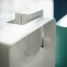 Vysoce kvalitní barevný kovový stojan na časopisy vyrobený v Itálii - Imane Viadurini