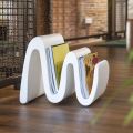 Moderní barevný polyetylenový stojan na časopisy vyrobený v Itálii - Munoz