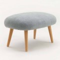 Designový pouf v tkanině se základnou z masivního bukového dřeva Arezzo