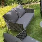 Obývací pokoj skládající se z pohovky, křesel a 2 hliníkových konferenčních stolků - Yuma Viadurini