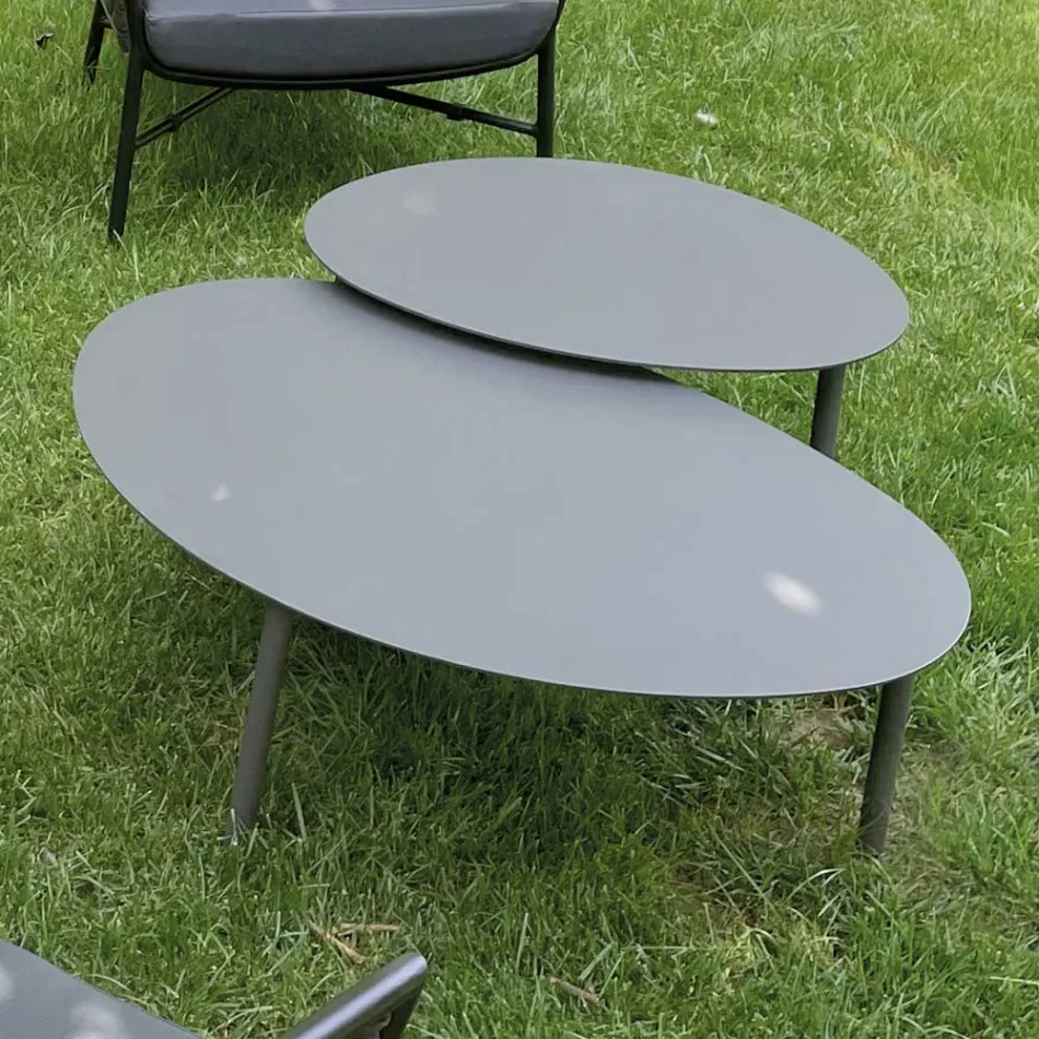 Obývací pokoj skládající se z pohovky, křesel a 2 hliníkových konferenčních stolků - Yuma Viadurini