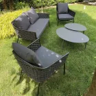 Obývací pokoj skládající se z pohovky, křesel a 2 hliníkových konferenčních stolků - Yuma Viadurini