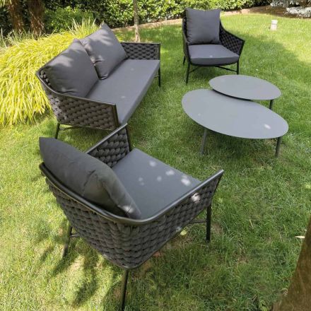 Obývací pokoj skládající se z pohovky, křesel a 2 hliníkových konferenčních stolků - Yuma Viadurini