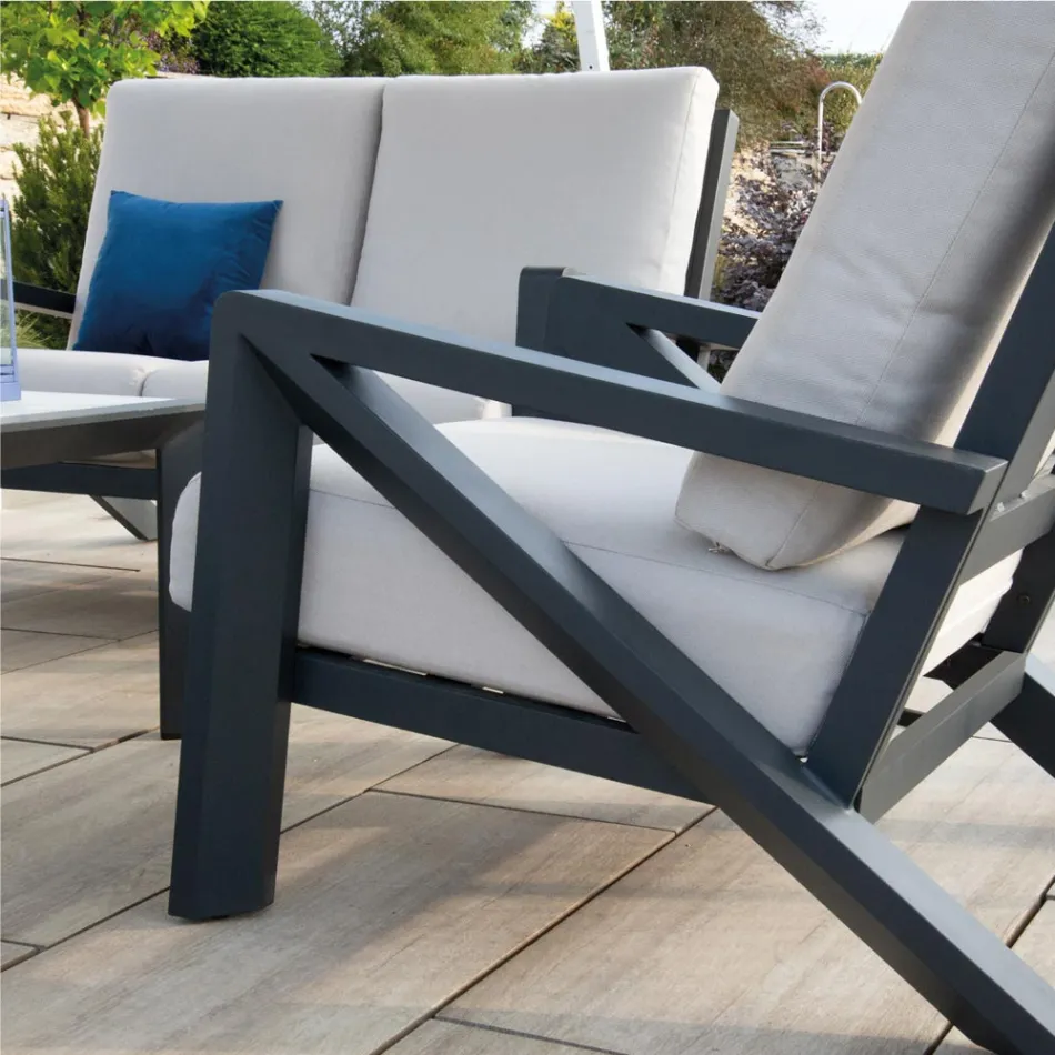 Obývací pokoj sestávající z pohovky, konferenčního stolku a křesel s podnožkou - nástěnka Viadurini