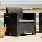 Obývací pokoj s 1 pohovkou, 2 křesly a 1 konferenčním stolkem s podsedáky - Stroj Viadurini