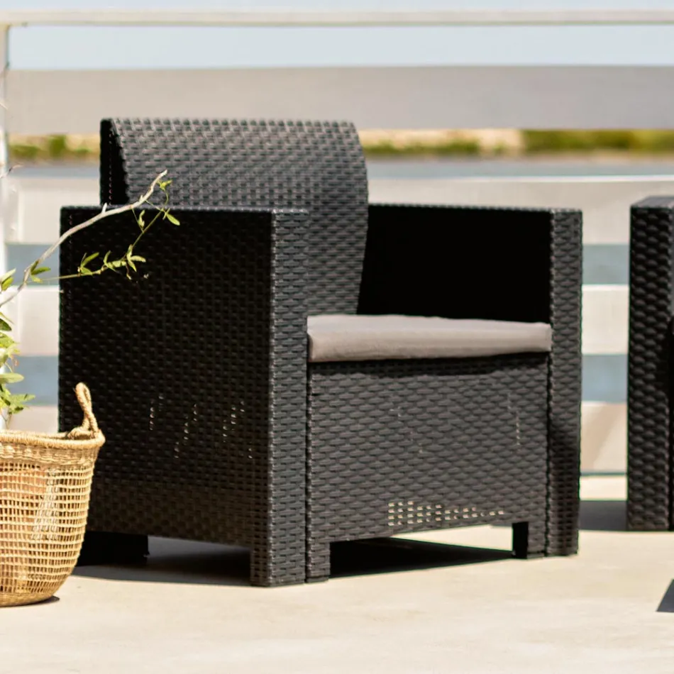 Obývací pokoj s 1 pohovkou, 2 křesly a 1 konferenčním stolkem s podsedáky - Stroj Viadurini