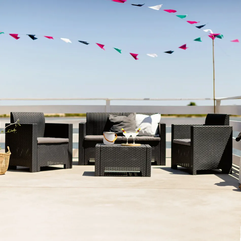 Obývací pokoj s 1 pohovkou, 2 křesly a 1 konferenčním stolkem s podsedáky - Stroj Viadurini