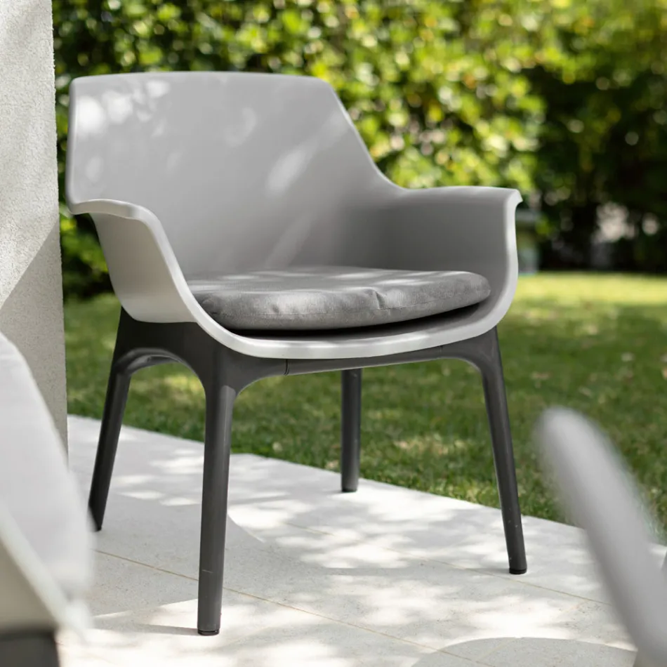 Obývací pokoj s 1 pohovkou, 2 křesly a 1 konferenčním stolkem z polypropylenu - Stroj Viadurini