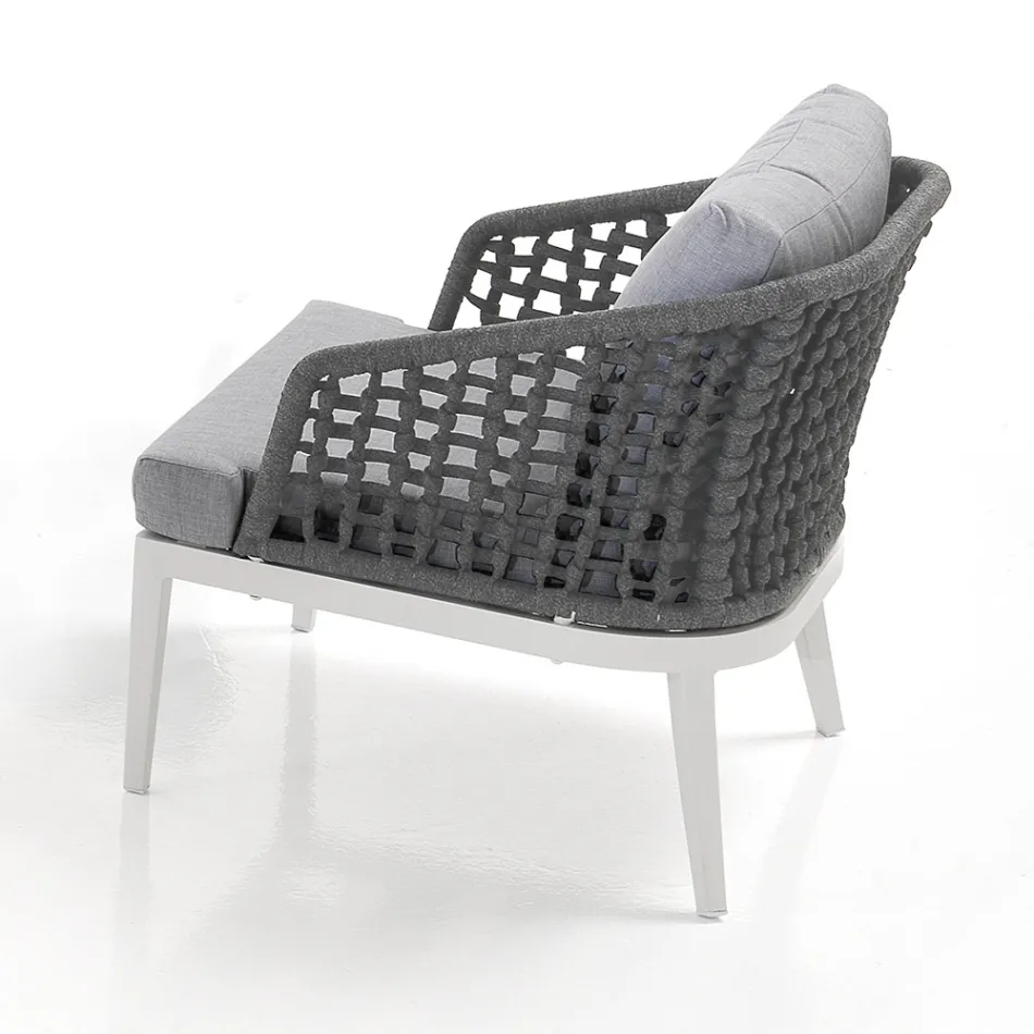 Vnitřní a venkovní obývací pokoj se 2 křesly, 1 pohovkou a 1 konferenčním stolkem - Sortir Viadurini