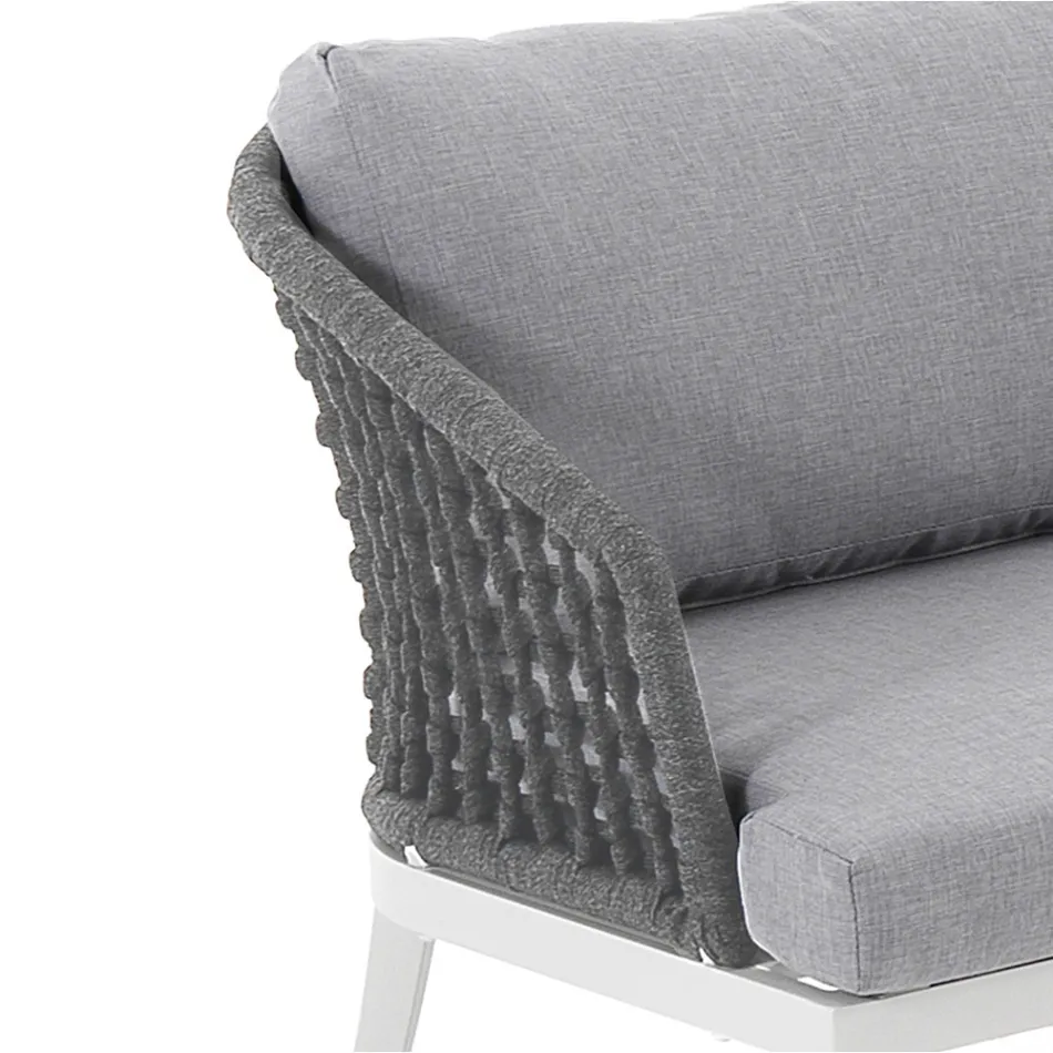 Vnitřní a venkovní obývací pokoj se 2 křesly, 1 pohovkou a 1 konferenčním stolkem - Sortir Viadurini