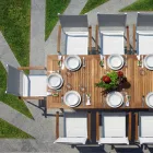 Stohovatelná zahradní židle z bílého hliníku s područkami - Lyonel Viadurini