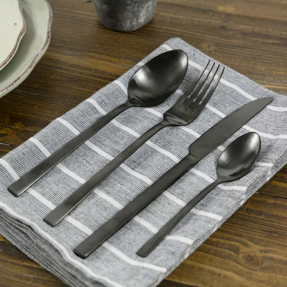 Kompletní sada příborů v černém ocelovém nebo měděném provedení 24 kusů - Fayette Viadurini