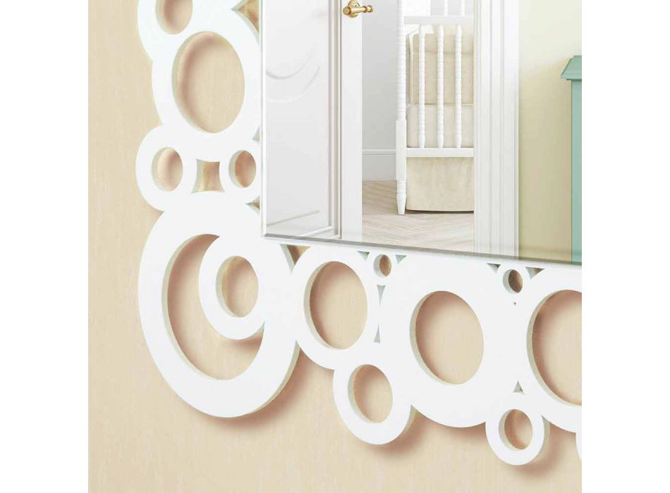 Bílé moderní nástěnné zrcadlo s dřevěnými dekoracemi - bublina