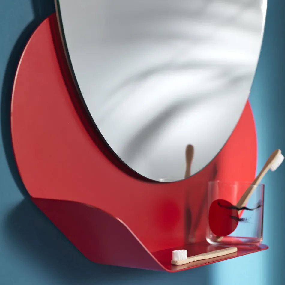 Nástěnné zrcadlo s kovovou policí v různých barvách vyrobené v Itálii - Hera Viadurini