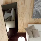 Nástěnné zrcadlo s otevíracími dveřmi a háčky na kabáty vyrobené v Itálii - Boro Viadurini